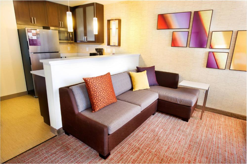 King Studio with Sofa Bed and Adapted Tub - Mobility and Hearing Accessible interior